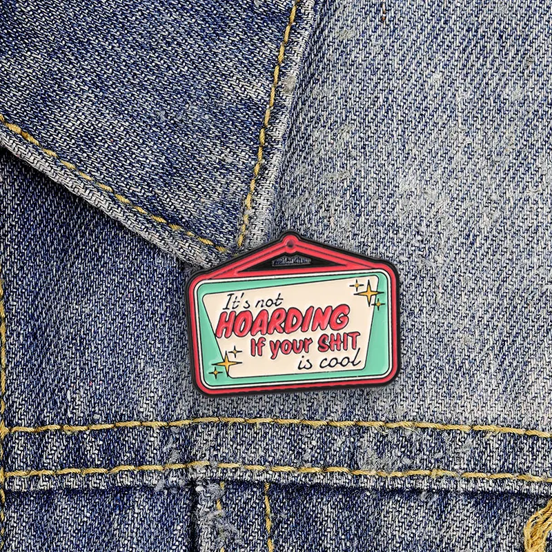 Lustiges Hoarding-Zitat Emaille-Abzeichen: „Es ist kein Hoarding, wenn dein Zeug cool ist“ Retro-Schild-Stil Anstecknadel Metallbrosche Revers-Accessoire Geschenk – Detail 2