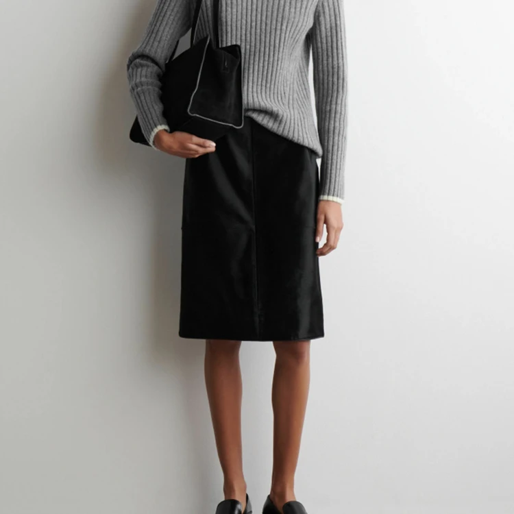 سترة نسائية محبوكة لخريف 2025 جديدة ذات ياقة مدخنة مضلعة قابلة للتنعيم بقصة ضيقة وتصميم مخطط طويل Sve Z