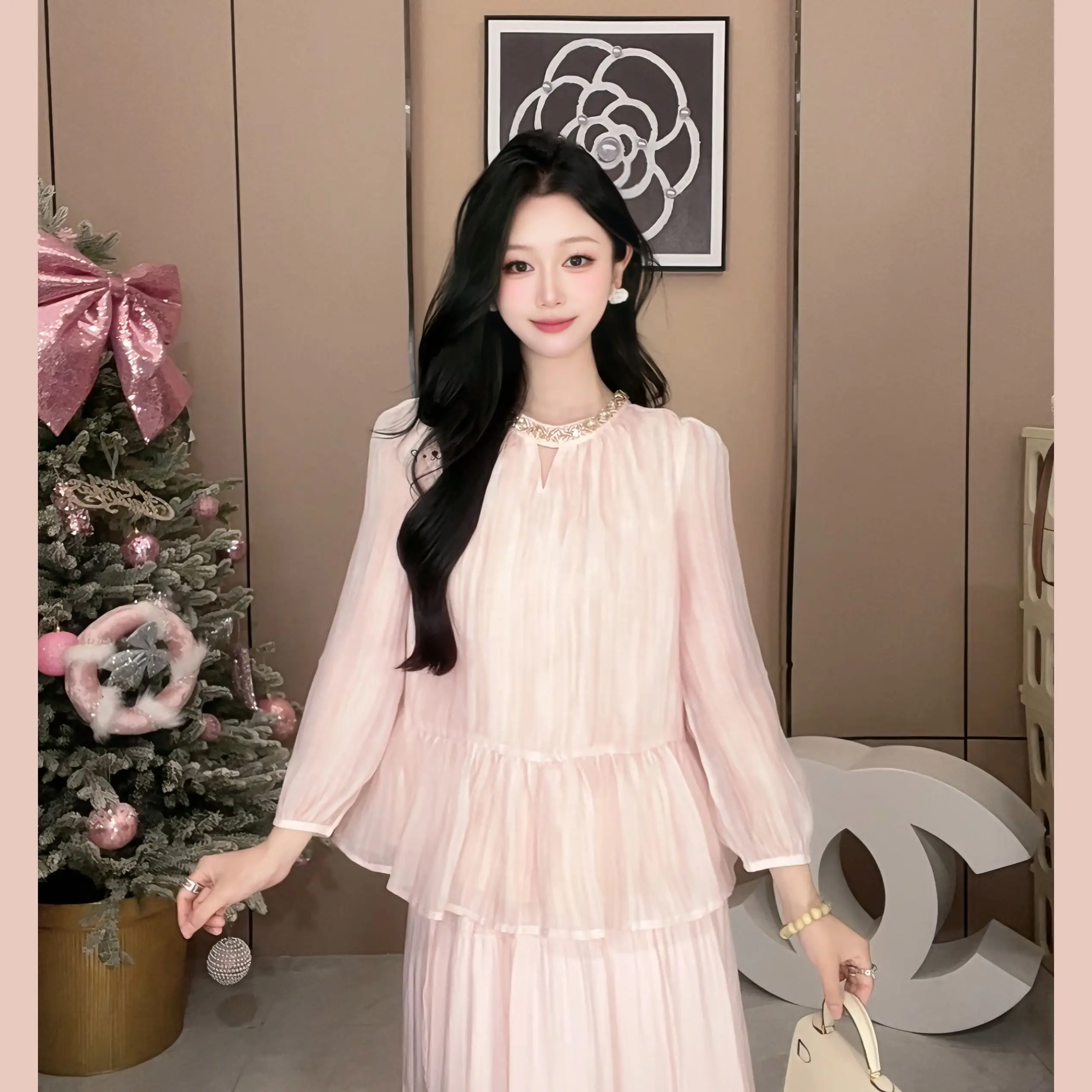 

2025 Новая двусторонняя универсальная розовая рубашка с нежным темпераментом и нежным вырезом для тяжелой промышленности с рюшами из горячих бриллиантов