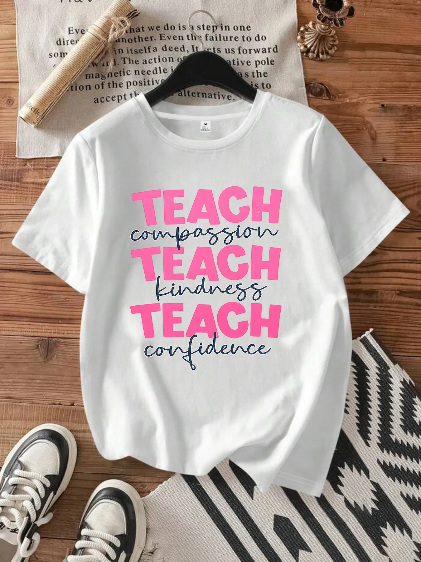 

【WDS0066】Женская футболка больших размеров с круглым вырезом, короткими рукавами, эластичными полурукавами и модными принтами.