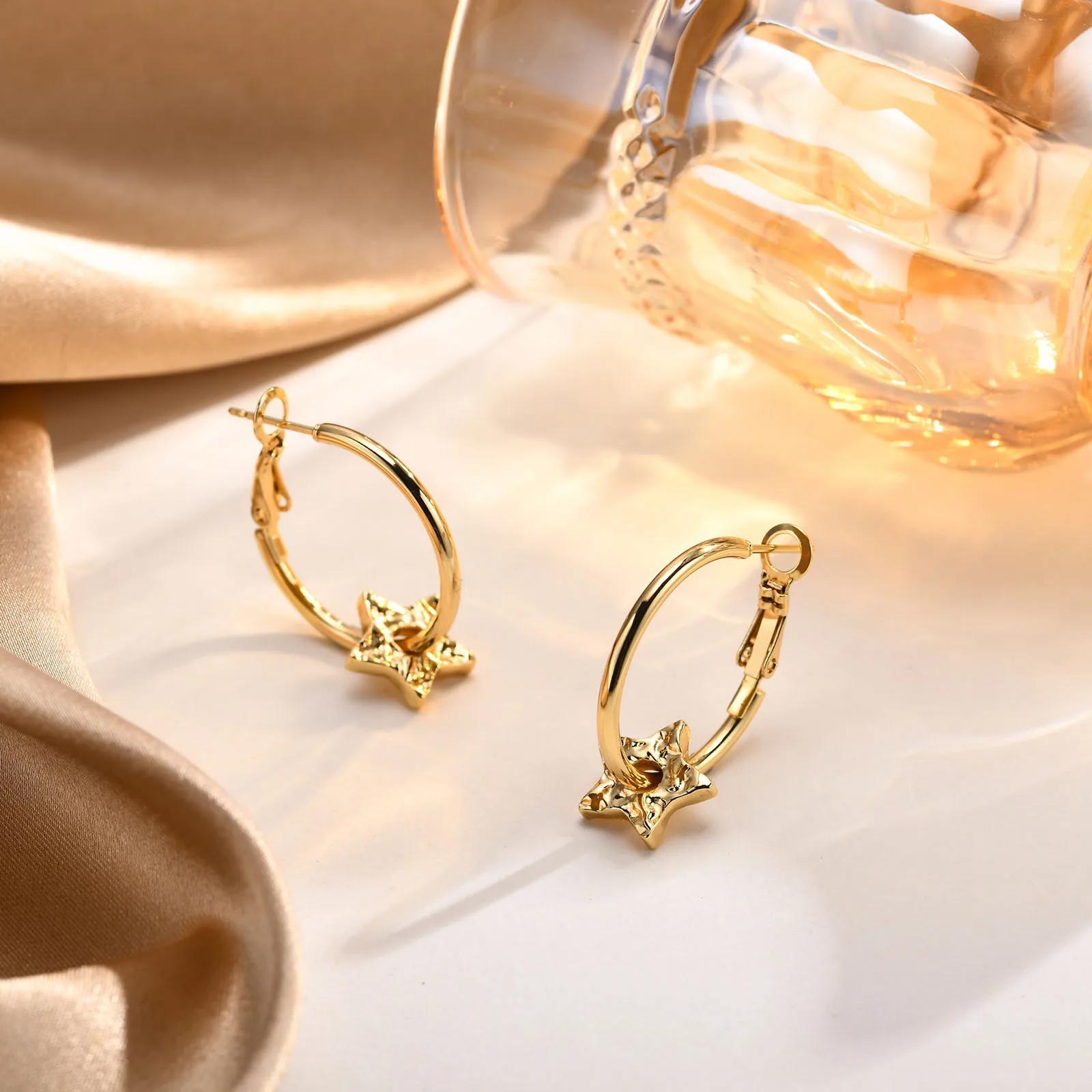 Boucles d'oreilles créoles tendance avec pendentif étoile en acier inoxydable pour femmes et filles, bijoux d'oreille à boucle géométrique pentagramme plaqué or pour elle