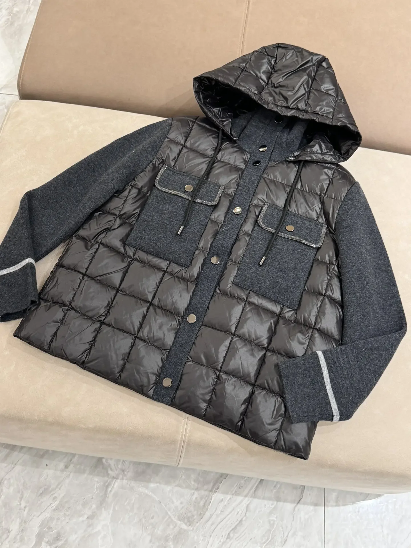 Cappotto in piuma d'oca da donna 2024 nuova giacca con cappuccio casual allentata con colletto staccabile con catena di perline autunno inverno