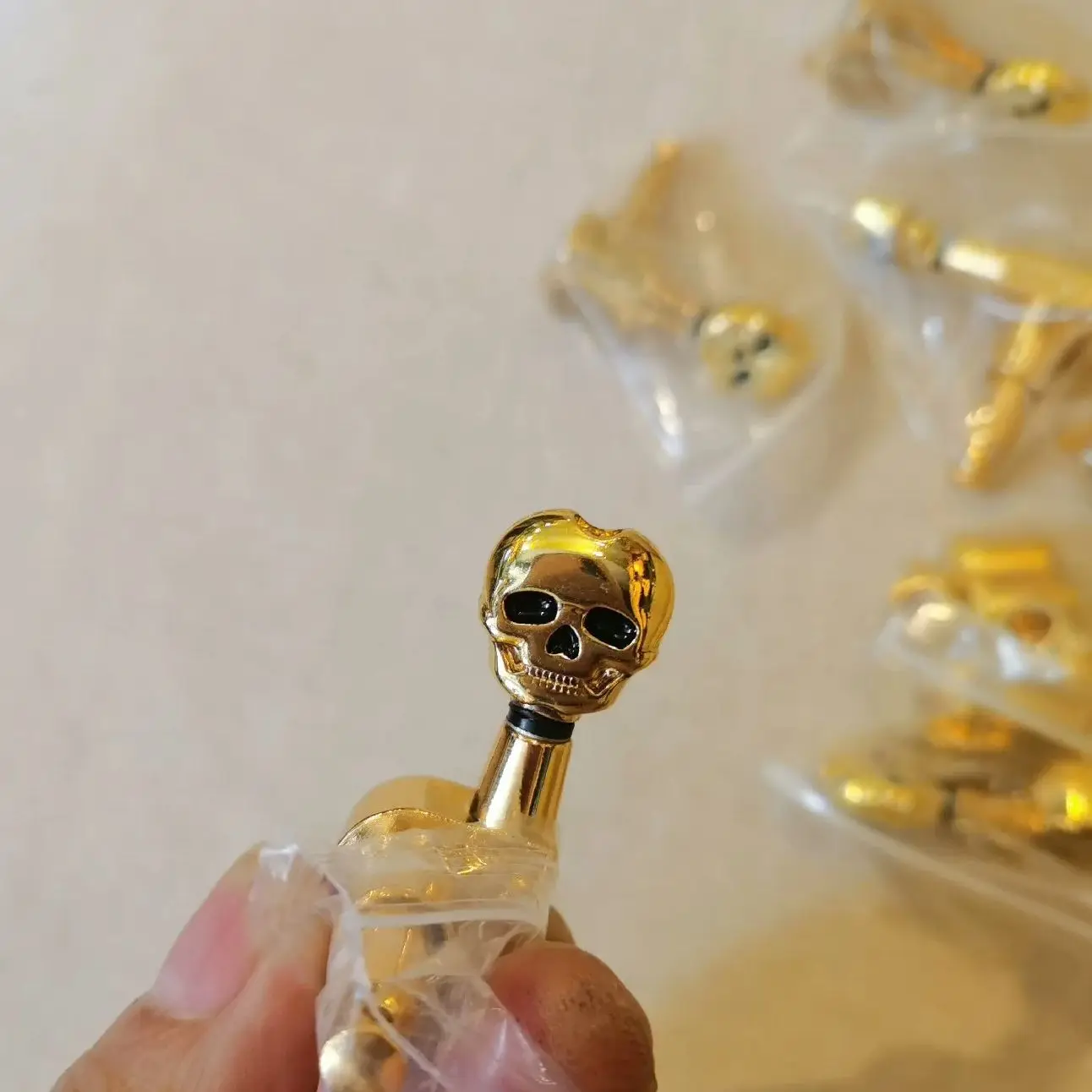 A Set Stock Defective 6R Gold Guitar String Tuning Pegs Set Golden Tuners Machine Heads for Electric Guitar Skull Head Button