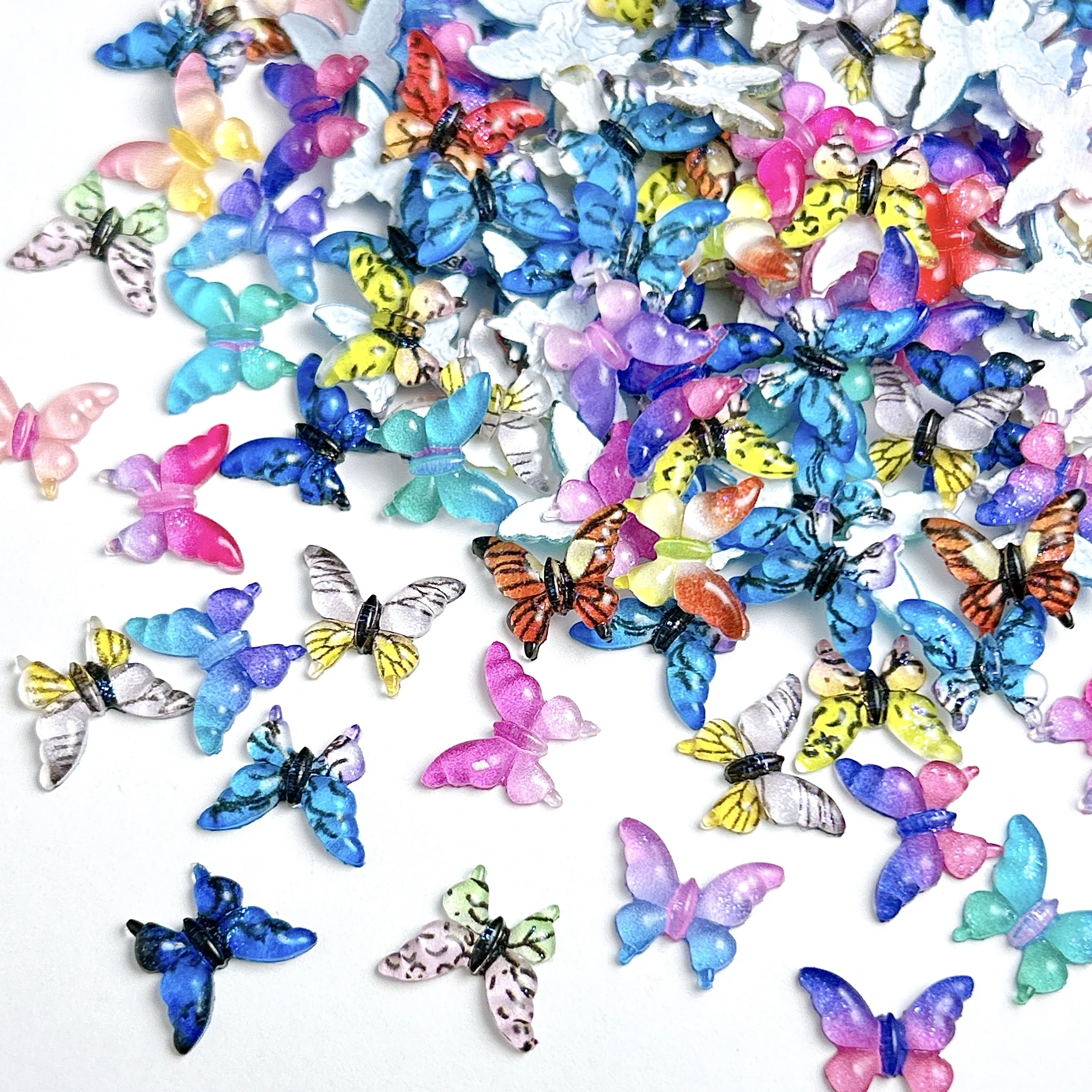 50 pezzi di colori multipli simulati farfalla a strisce decorazioni per unghie artistiche 3D creativi traslucidi farfalla resina pendenti per unghie fai da te
