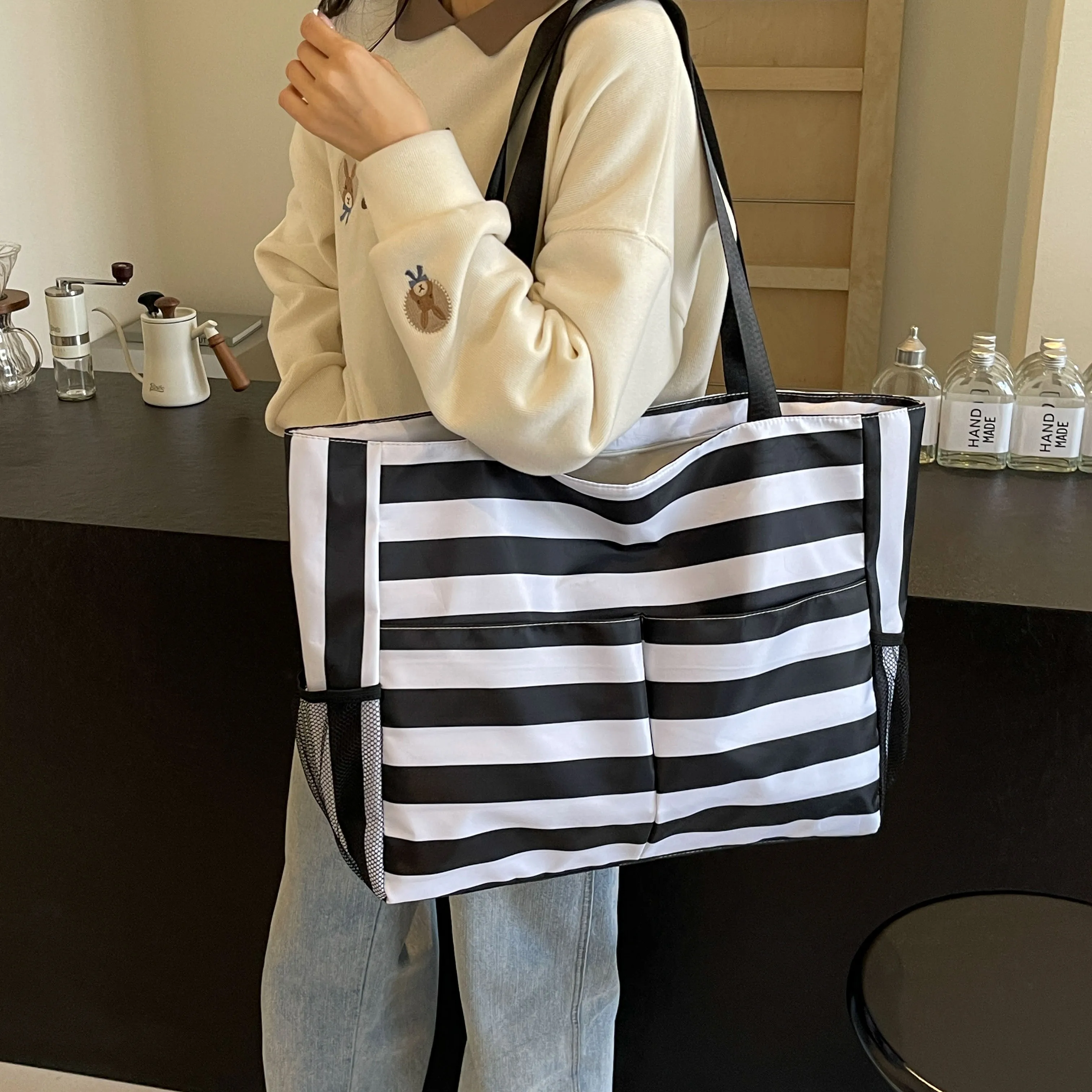 A Large Tote Bag with Multiple Pockets, Striped Shape, Suitable for Beach Vacations, Shopping Trips, Travel, Commuting.