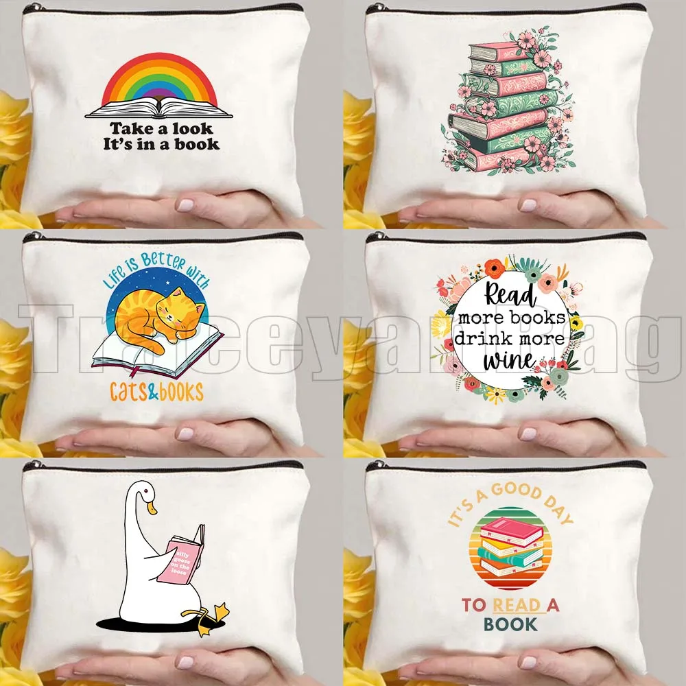 

Милая косметичка-пенал с цветочным принтом «Сегодня хороший день для чтения книги» и надписью «Just One More Chapter»