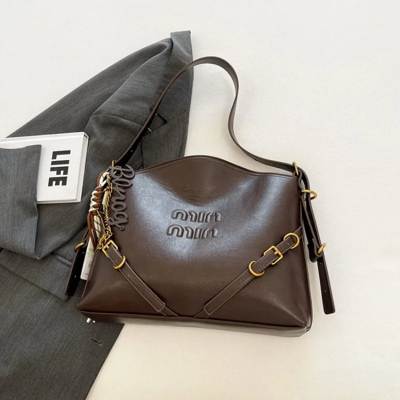 

Fashionable Retro Tote With Letter Logo Solid Color Also Functions As A Unique And Spacious Diaper Bag