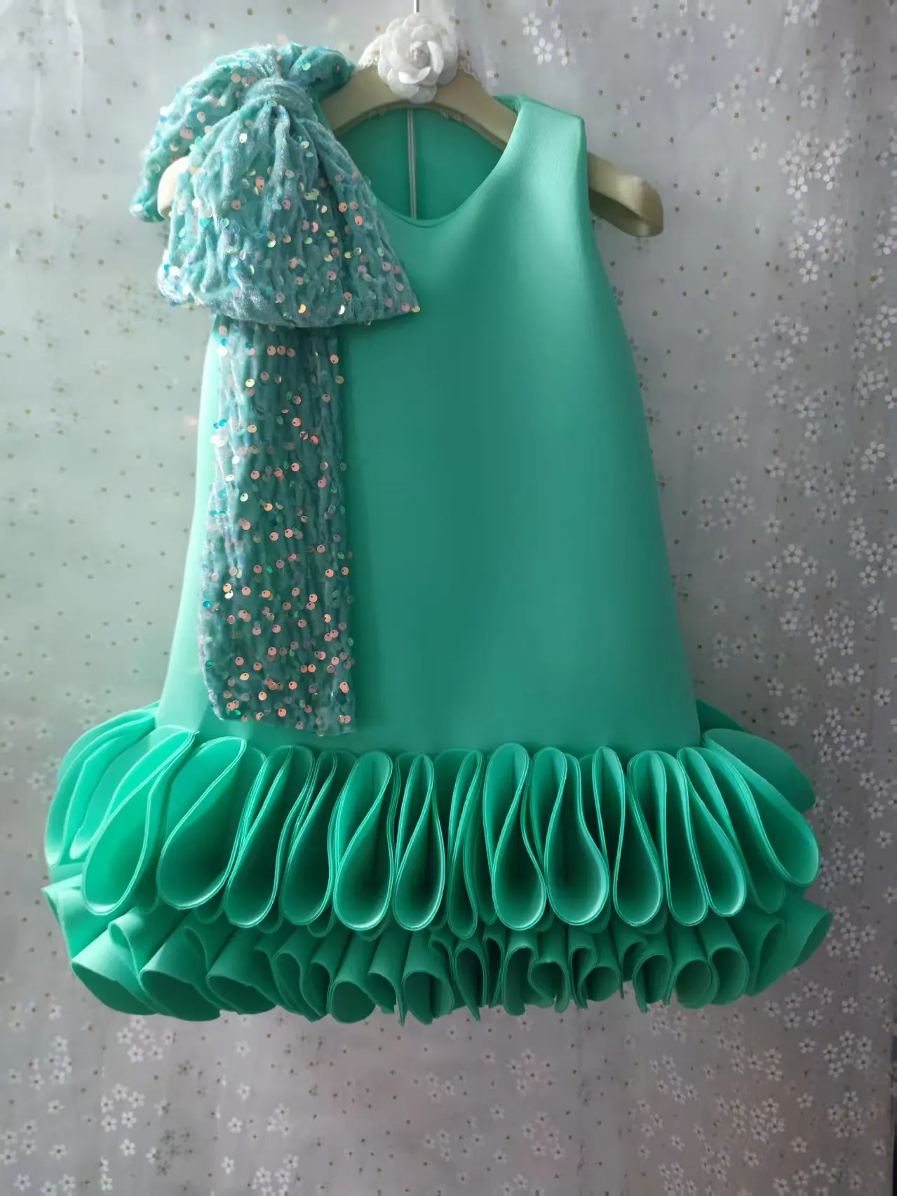 

Платье с цветочным узором для девочек по индивидуальному заказу, многоуровневое тюлевое платье цвета шампанского без рукавов с аппликацией, подходит для свадебного платья принцессы, платья для Святого причастия, дня рождения