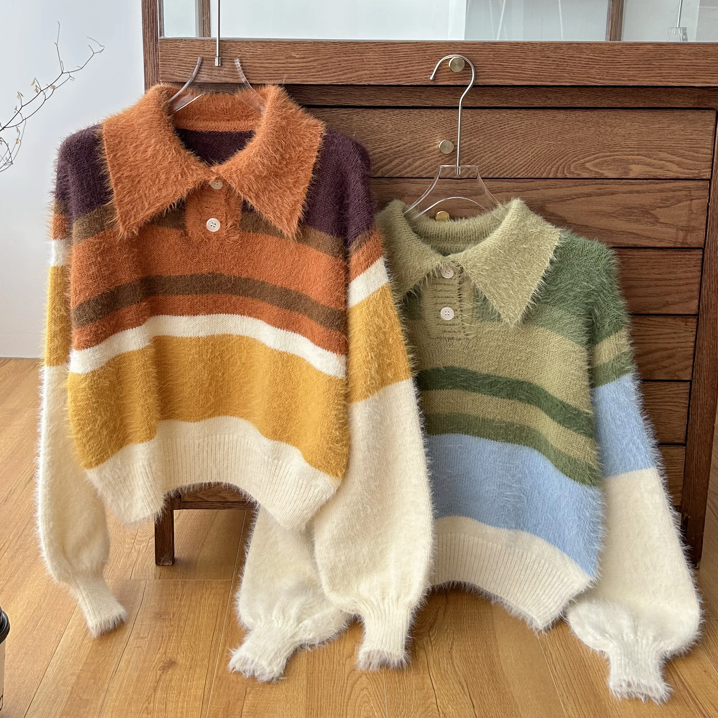 女性のカジュアルなカラーコントラストストライプ長袖ルーズショートセーターレディースストリートウェアターンダウンカラーランタンスリーブジャンパー