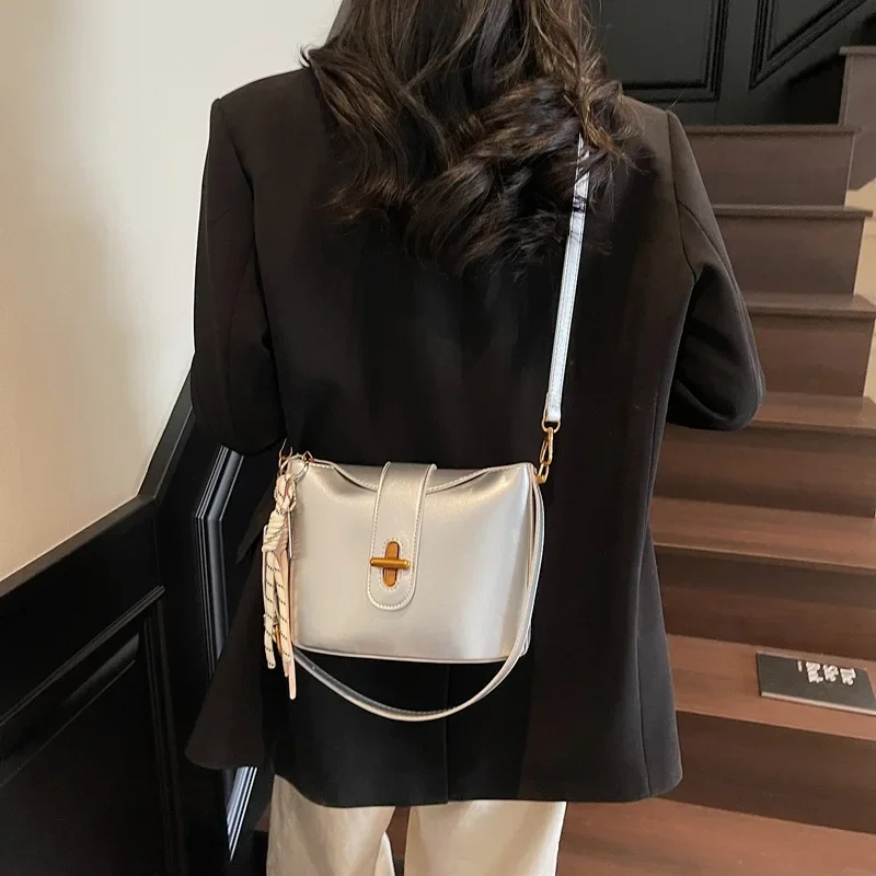 

2025 новая женская водонепроницаемая маленькая легкая повседневная городская сумка из искусственной кожи, простая нишевая дизайнерская сумка-мессенджер