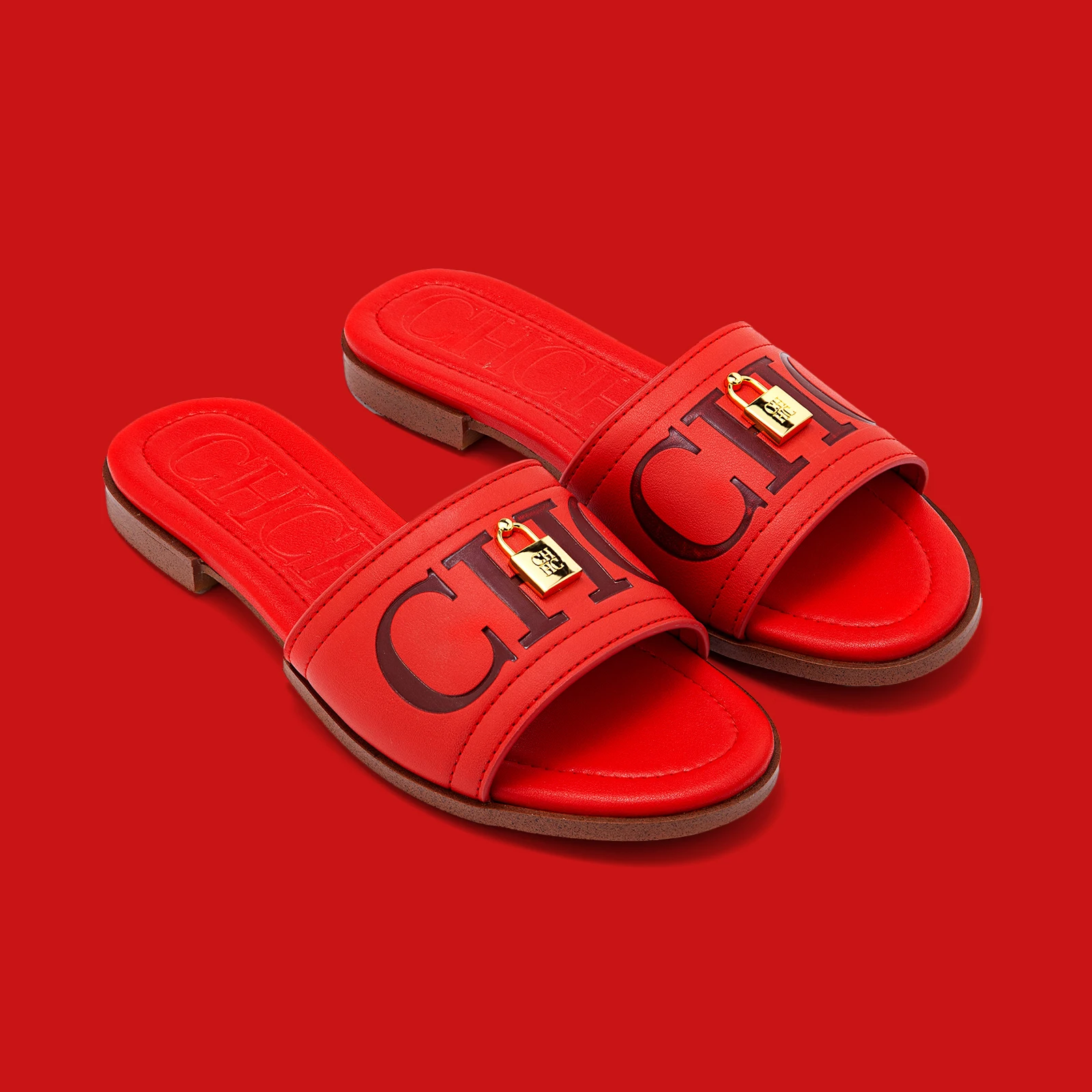 صنادل مسطحة جلدية حمراء زاهية بتصميم قفل بارز - تناسب الحفلات والأعمال غير الرسمية - بتغليف أنيق للهدايا