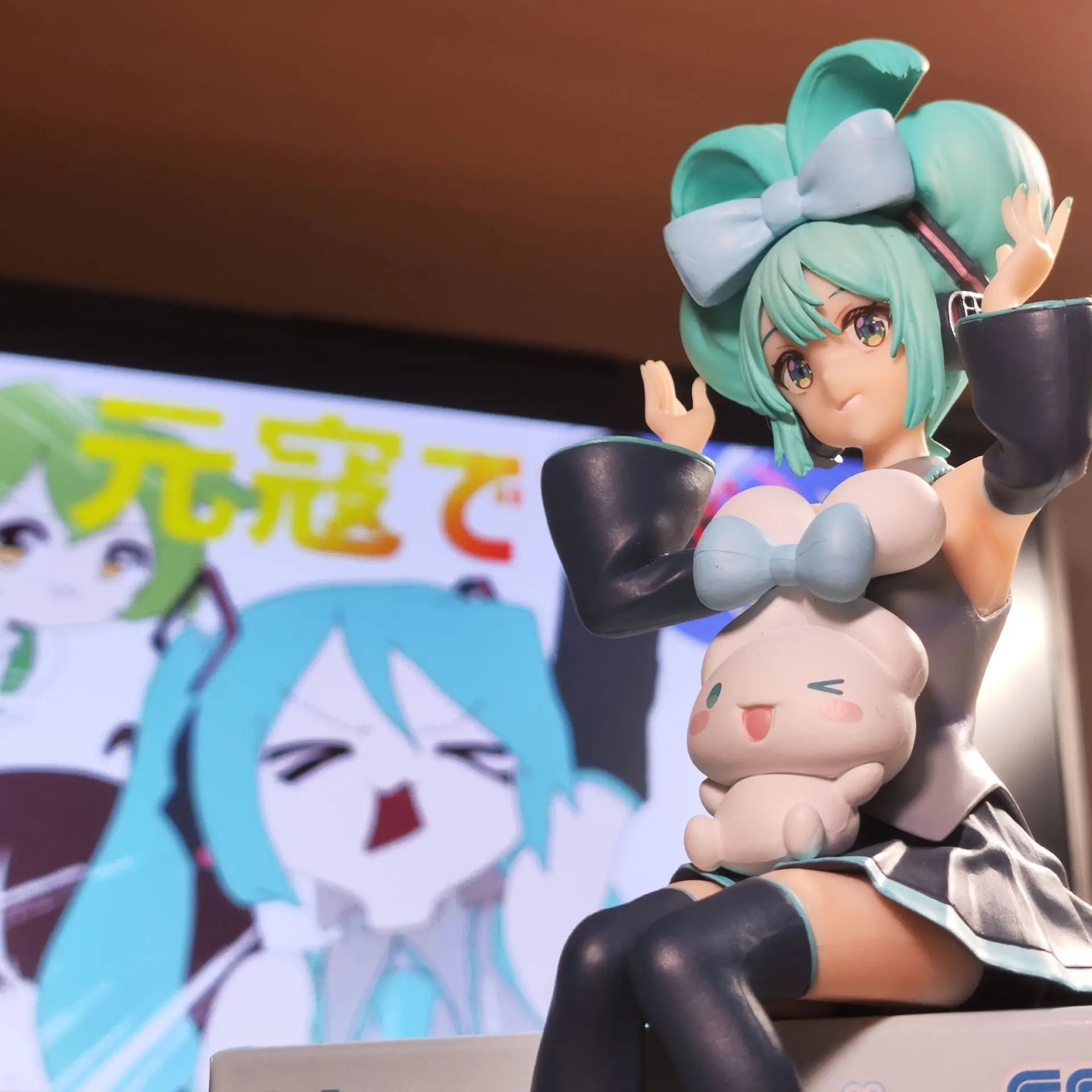 Hatsune Miku Cinnamon Miku Sitting Pose Instant Noodle Lid Holder Big-Eared Miku PC and Car Figure