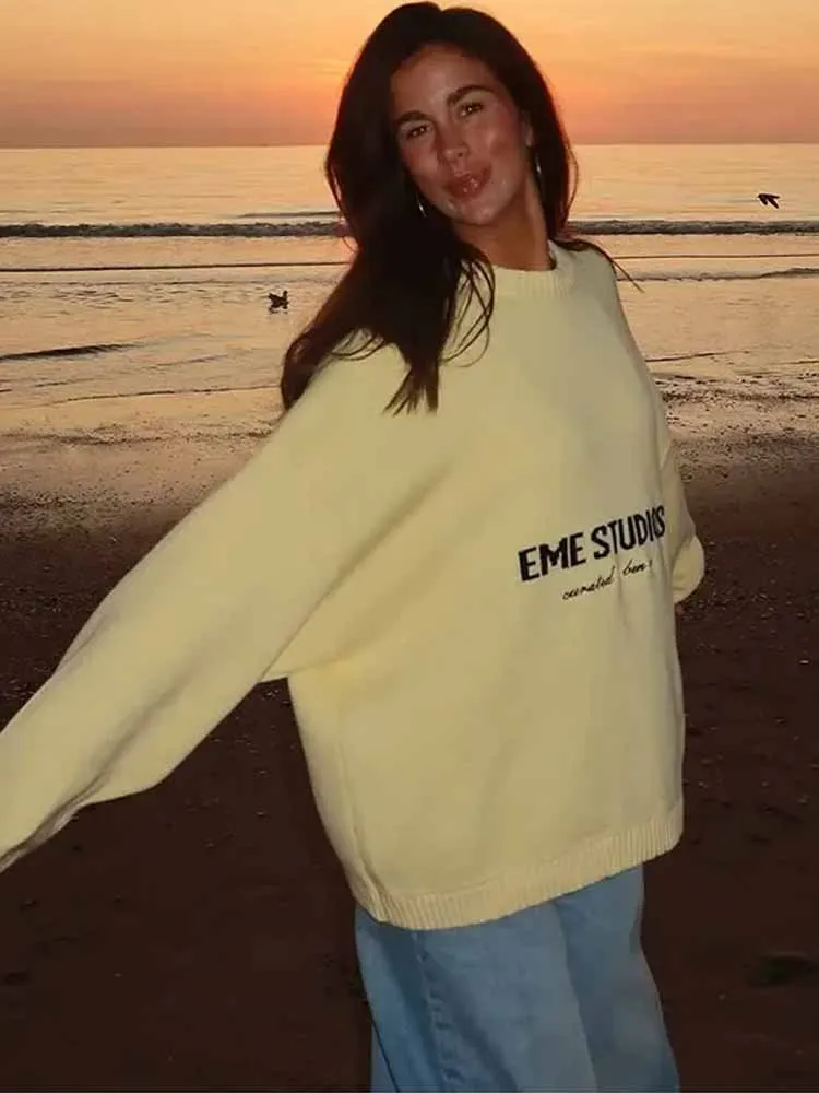 Sweter damski MCDV z okrągłym dekoltem i nadrukiem żółtych liter, luźny sweter typu pulower z długim rękawem, dzianinowy top, jesień 2025, codzienne swetry uliczne