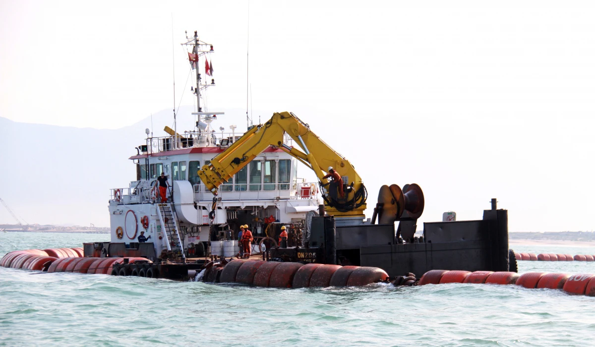 Intelligent Marine Deck Crane Equipped with Remote Control Module and Anti-Tilt Stabilization Technology view 2