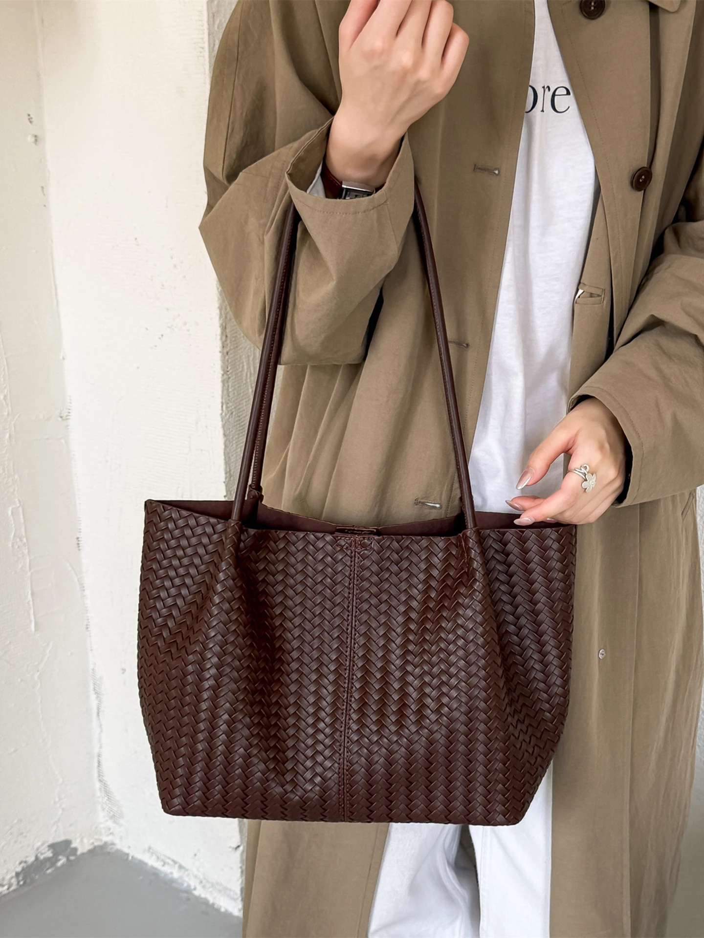 Large Capacity Woven Tote Bag Casual Single Shoulder Bag for Commuting Early Eight Trendy Retro Style Women's Handbag