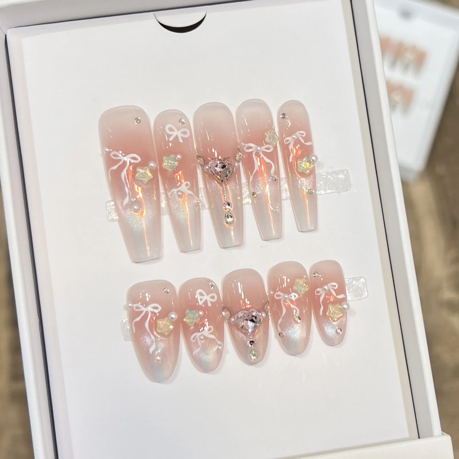 เล็บปลอมแบบกดติดลายผีเสื้อ 10 ชิ้น สีชมพู ประดับเพชรทรงอัลมอนด์ ปลายเล็บแบบขั้นบันได ลายตาแมว สไตล์ฝรั่งเศส