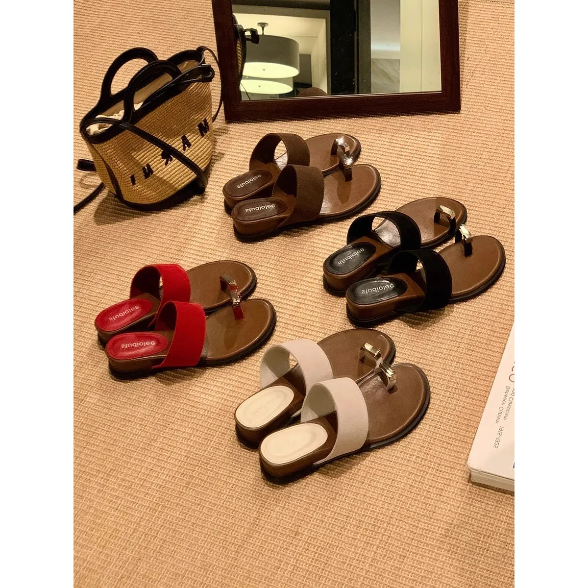 

Новый комплект верхней одежды с одним ремнем и плоским дном на носке, крутые тапочки для женщин