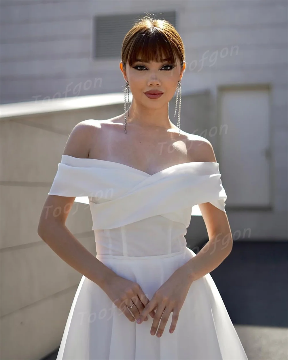 Toofan ที่กําหนดเองปิดไหล่สายชุดแต่งงานสั้น Organza ชุดเจ้าสาวชาความยาว Draped Organza ชุดเจ้าสาว