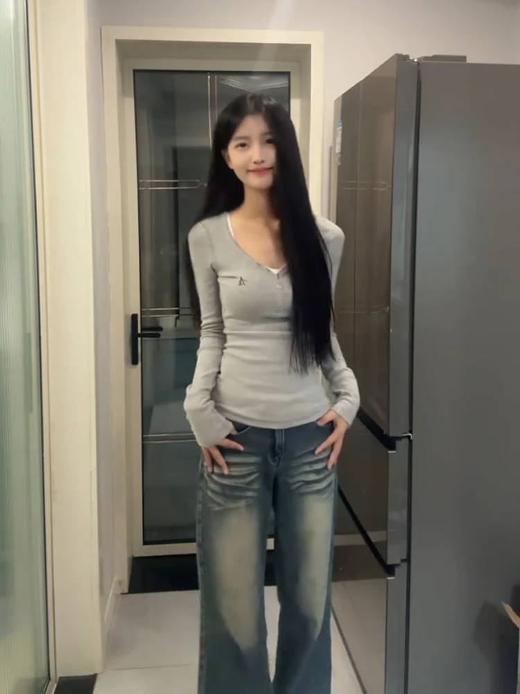 Dopasowana koszulka damska z długim rękawem na wczesną jesień 2024, nowa, seksowna, w stylu amerykańskim, z haftem na guziki, dekolt w serek, mieszanka bawełny.