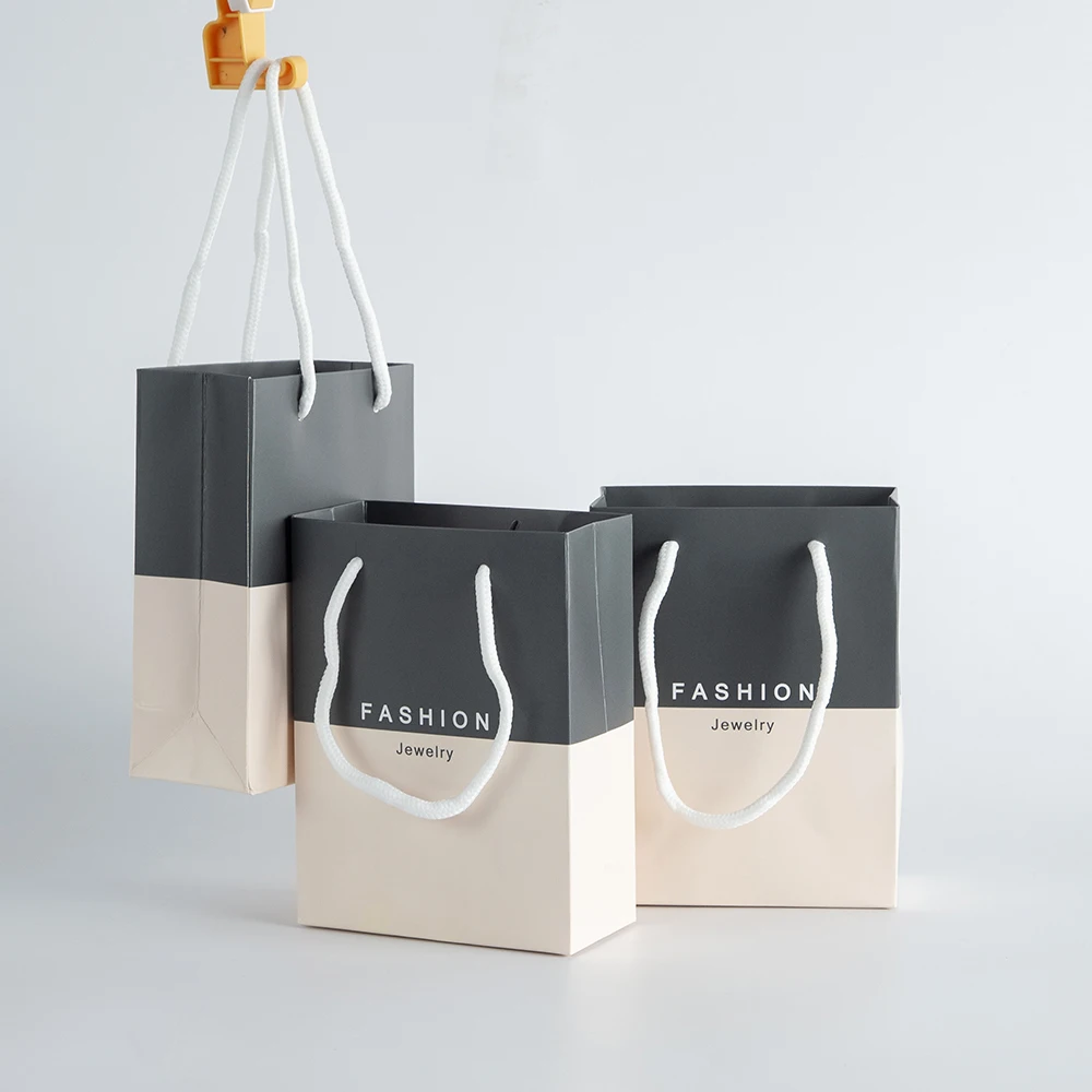 Luxury Bulk Environment Friendly Kraft Gift Bag for Pajamas Clothes Shoes Packaging Birthday Wedding Xmas Paper Handle Tote Bag