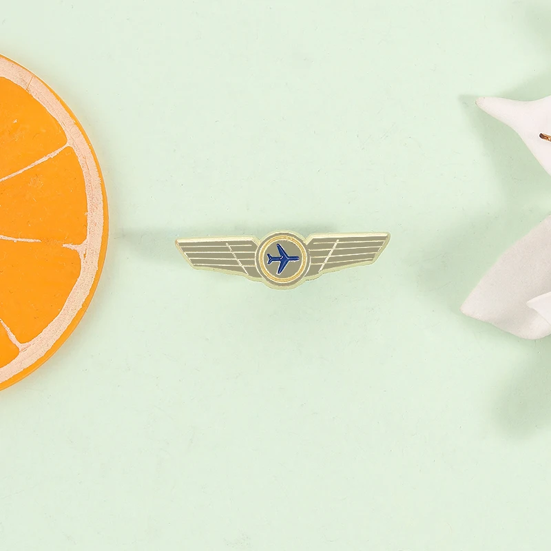 Custom Metal Pilot Wings Badge Gold Tone Airplane Lapel Pin Jewelry Accessories Gifts for Airline Staff Flight Uniform Accessory