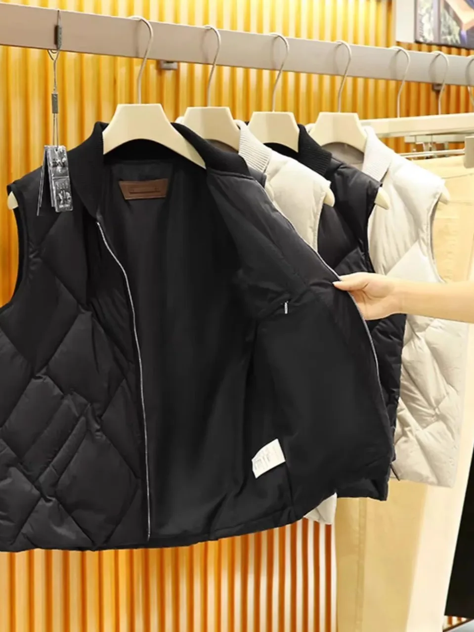 

Men's Lightweight Luxury Minimalist Style Warm down Vest Matte Finish 2025 Autumn Winter Business Casual Pure Color Zipper