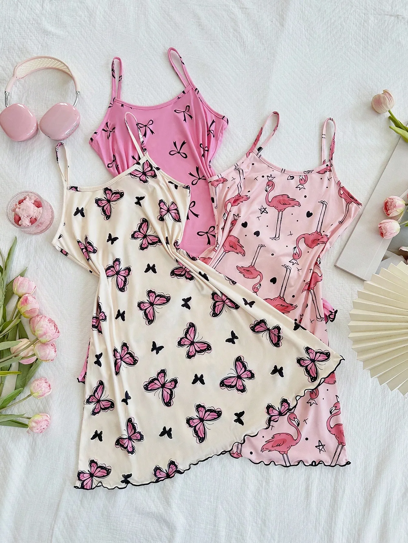 

Комплект из 3 предметов: женская ночная сорочка-камисоль с принтом бабочек, бантов и фламинго