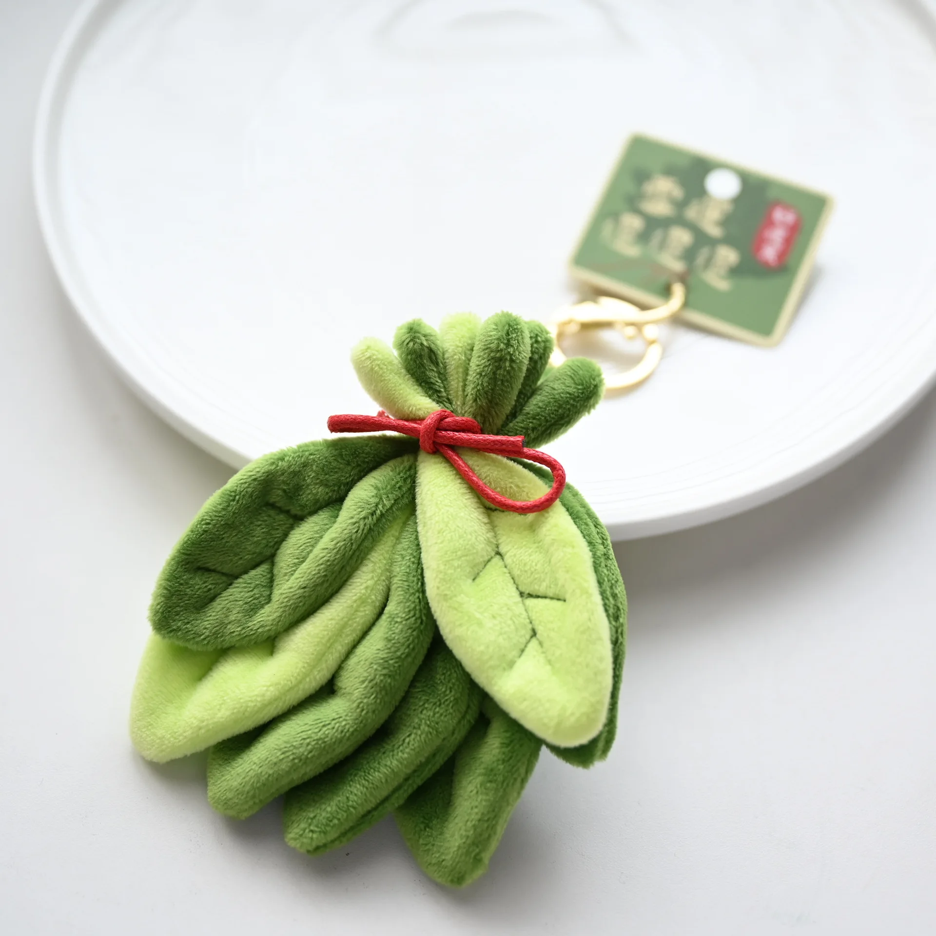 Nuevo llavero con colgante de felpa de hoja de Pomelo de la suerte, bonito llavero realista de buena suerte, decoración colgante de hoja de la mala suerte, bonito llavero de regalo