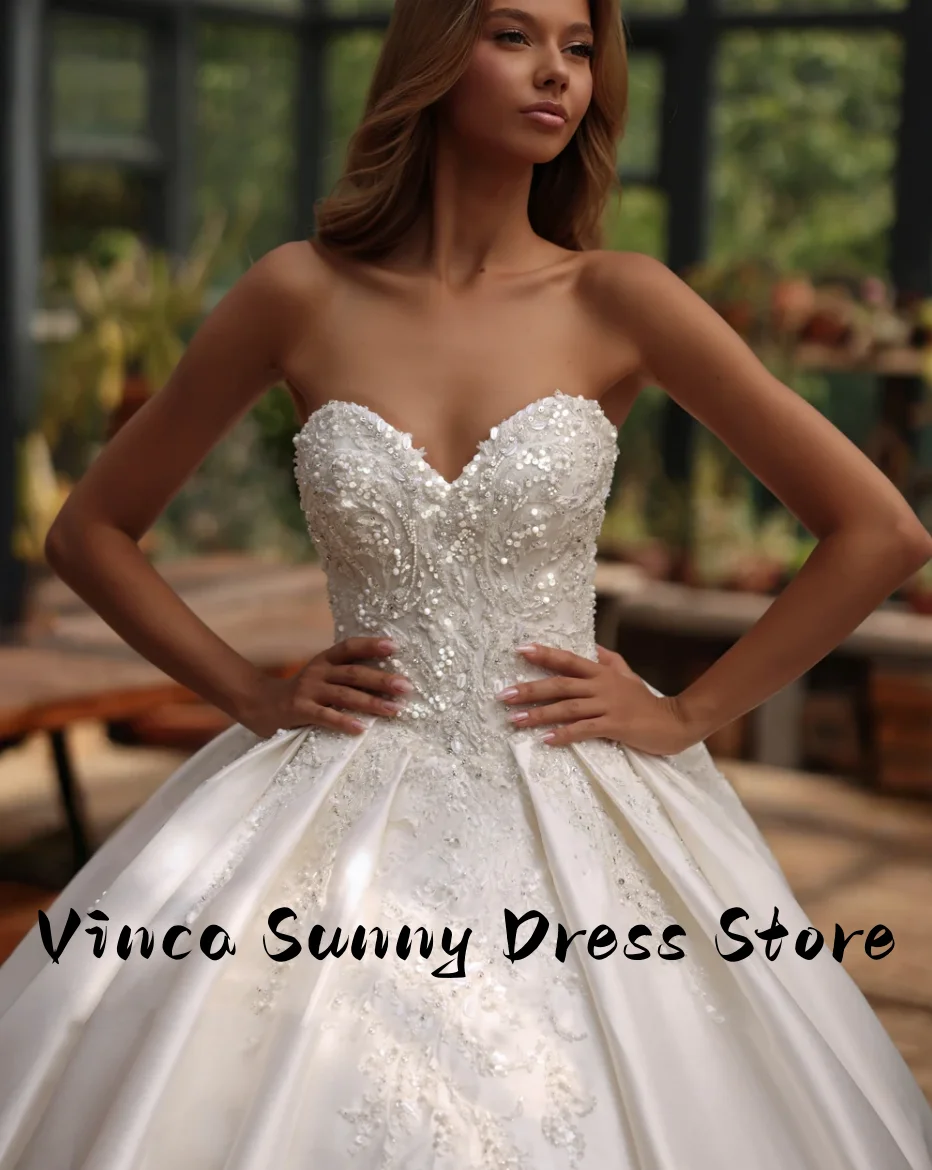 맞춤 제작된 고급 새틴 볼 가운 웨딩드레스, 오프숄더 비딩 진주 장식 슬리브리스 브라이덜 스커트