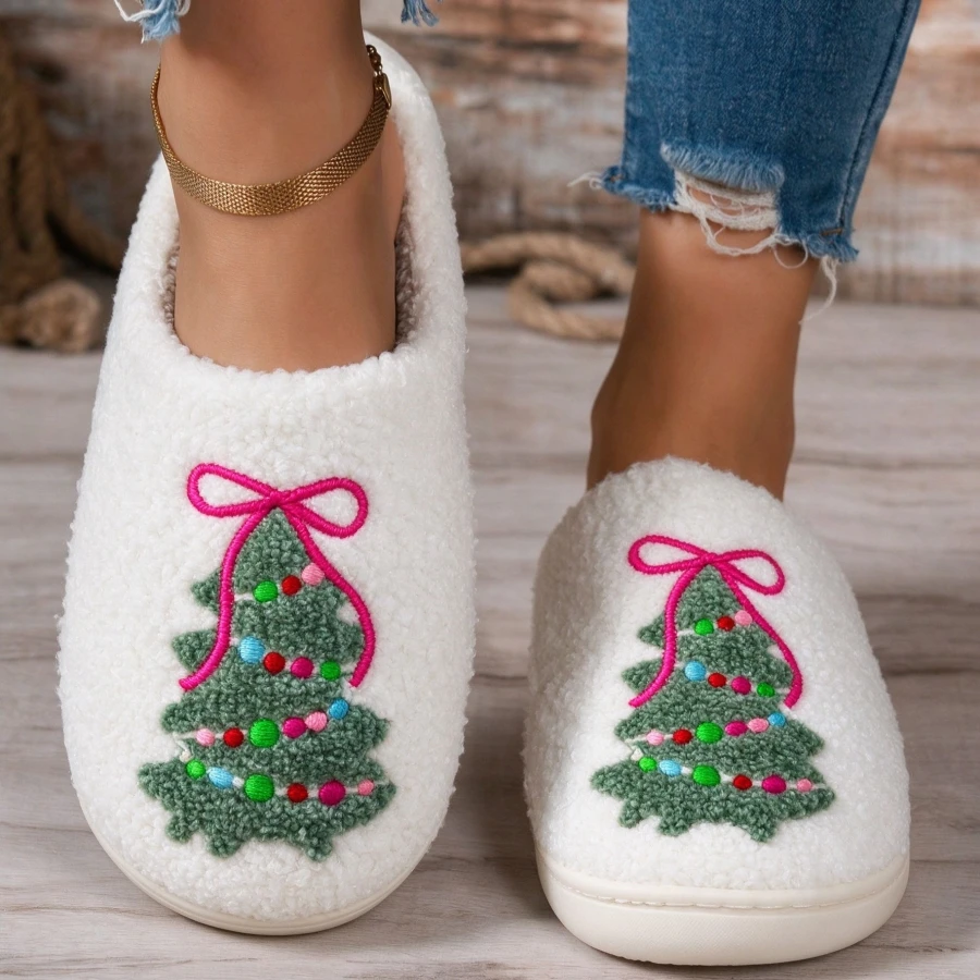 女性用クリスマス柄のふわふわスリッパ。クリスマスツリー、ピン - Shoe Tree のレビューと価格