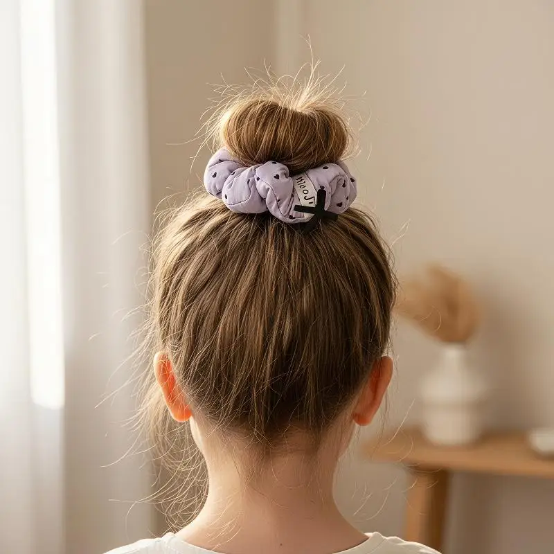 Blumenförmige Haargummis mit Lieblichem Herz-Print Weiches Gefülltes Design für Mädchen Tägliche Haarstyling-Accessoires – Detail 3