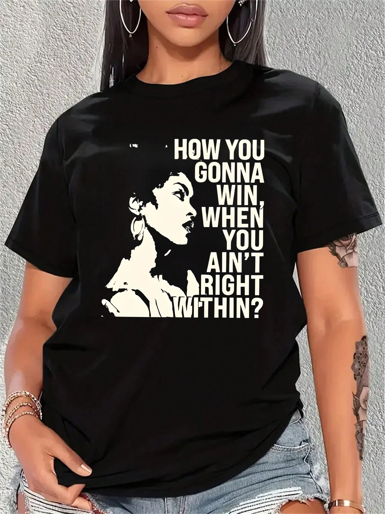 Camiseta con acabado lavado que presenta la clásica letra de Lauryn Hill, "How You Gonna Win, When You Ain't Right", y letras estilo caricatura. Blending Street