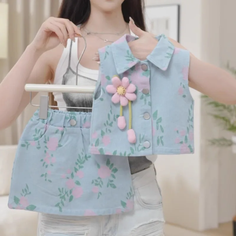 

TOY-Children's Summer Fashionable Two-Piece Set for Girls, Stylish Embroidered Floral Denim Sleeveless Top and Skirt Set