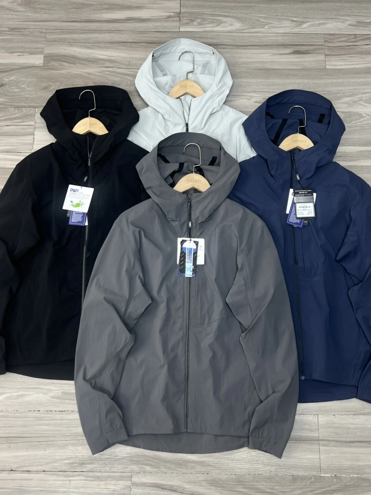 

Водонепроницаемая демисезонная тонкая мягкая куртка DWR с капюшоном для активного отдыха, износостойкая, с декоративной молнией, быстросохнущая