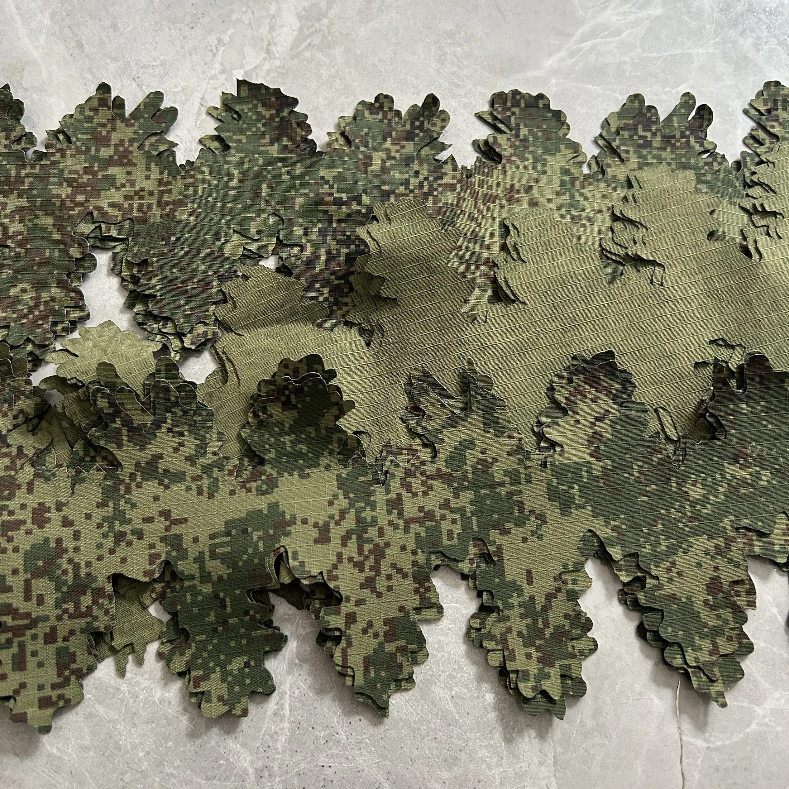 Kit de tissu camouflage numérique russe FLORA EMR 3D feuilles et rayures de 142 cm pour vêtements de wargame, chapeaux et projets DIY