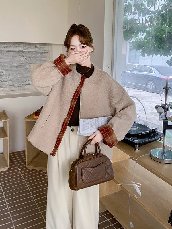 厚手の暖かい格子柄スプライシングレザーファーコート レディース秋冬新作2025 ラムベルベットジャケット 通勤スタイル