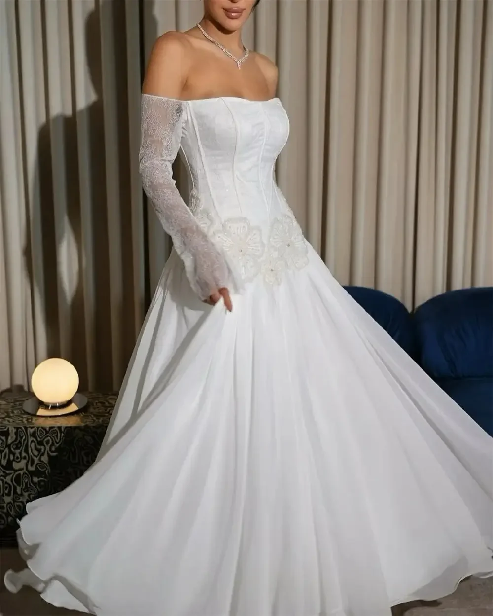 فستان حفلات شيفون أبيض حديث مخصص برقبة قارب رقيقة قبالة الكتف وأكمام طويلة فستان الحفلات فساتين المشاهير الناعمة