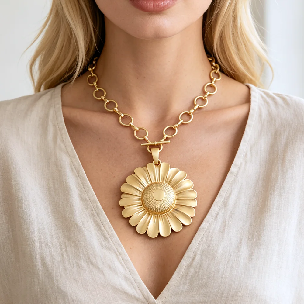 Fashionable Matte Gold Heart/Sunflower Pendant Chunky Chain Statement Elegant Necklace Fit Women's Daily Wear 18
