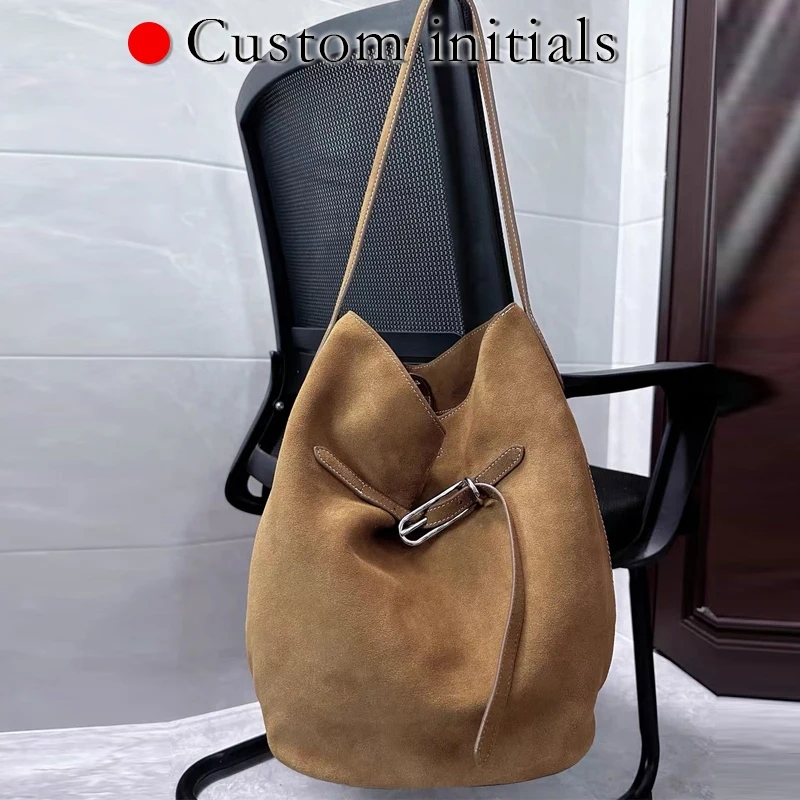 حقائب دلو من الجلد الطبيعي بأحرف أولى مخصصة للنساء، حقائب يد ومحافظ فاخرة بتصميم جديد لعام 2025، مصنوعة من جلد البقر الطبيعي، مزودة بإبزيم للحزام، وحقيبة كتف تحت الإبط جودة عالية ًالشحن مجانا وصول الشحن السريع #1