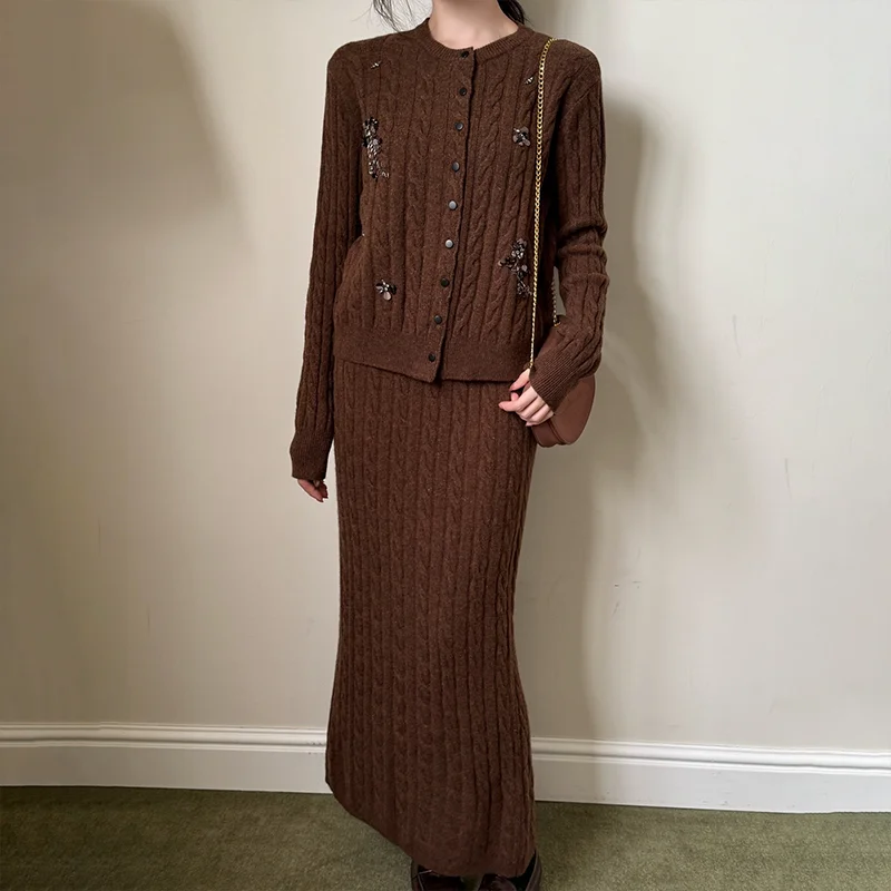Wysokiej jakości damskie komplety dwuczęściowe ze spódnicą do połowy łydki i dziergany sweter z kardiganem zdobionym koralikami, styl retro i luksusowy 251107122