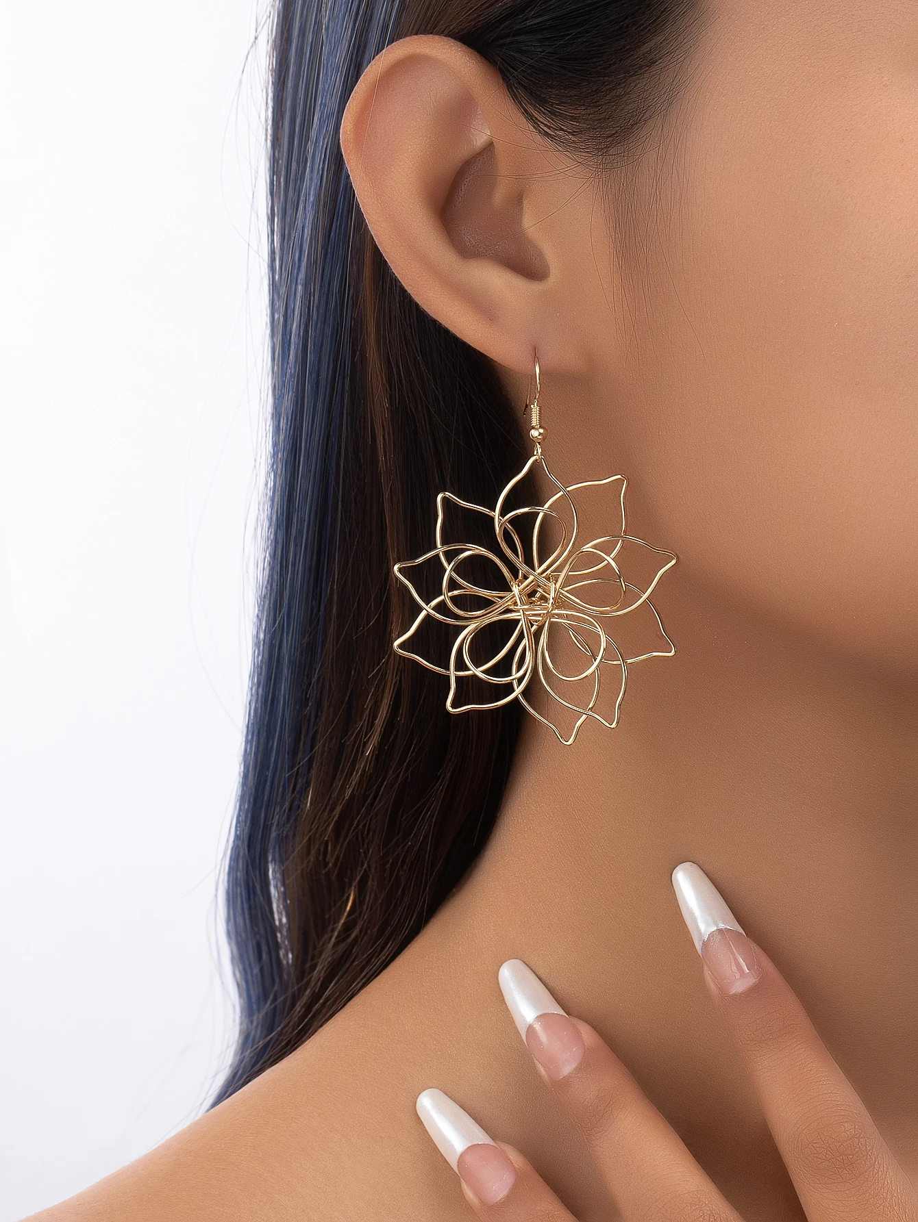 A Pair of Fashionable and Versatile Hollow Three-Dimensional Iron Flower Earrings for Women