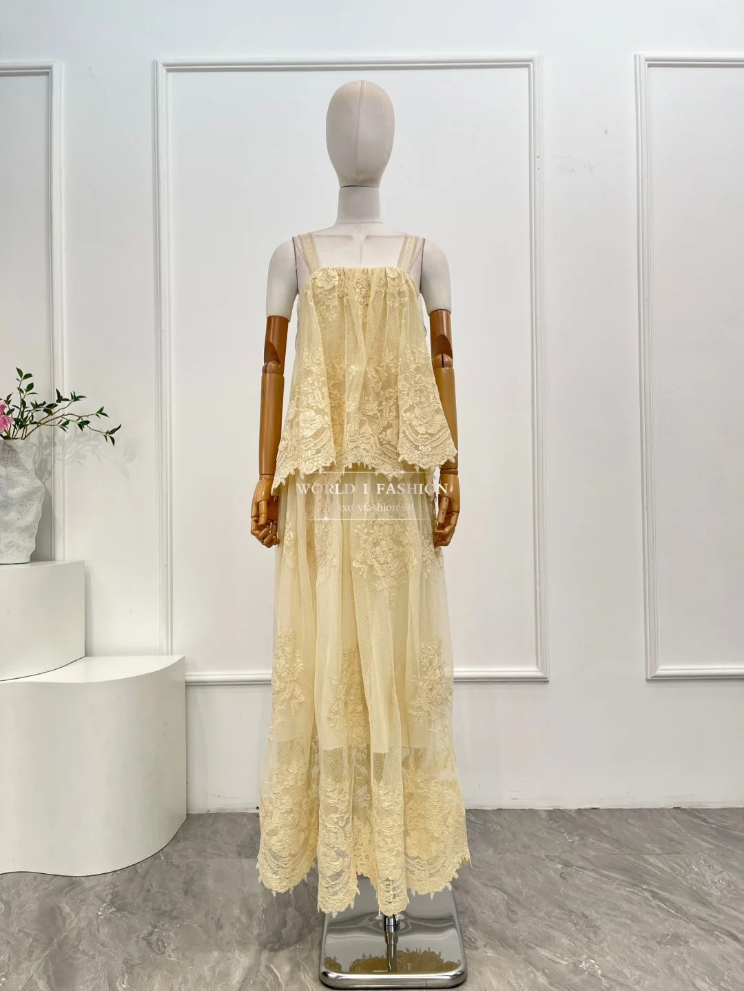 

Элегантное черно-бежевое платье миди без рукавов с вышивкой и кружевом, без спинки, для вечеринок, 2026