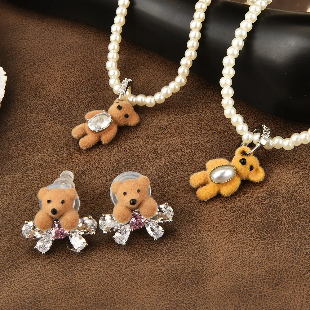 

The plush and cute bear pearl necklace exudes a light luxury and fashionable charm for women. The collarbone chain is sweet