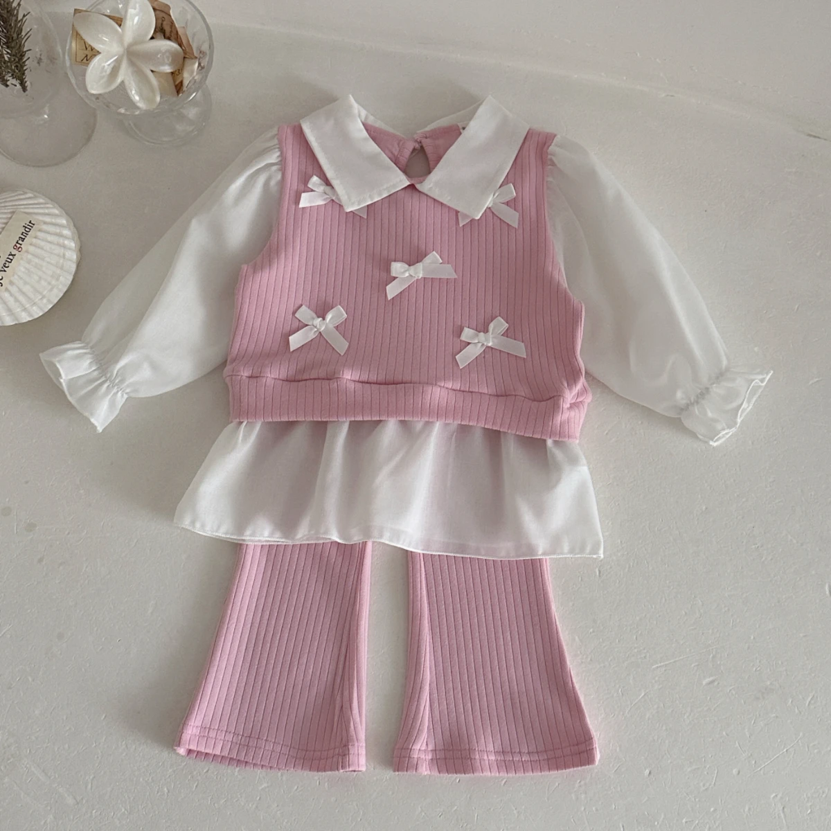 Frühlings- und Herbst-Outfit für Babymädchen: Rosa Schleifen-Set mit Schein-Zweiteiler-Kragen, Langarm-Bluse und gerippter Schlaghose, 2-teiliges Set – Detail 1