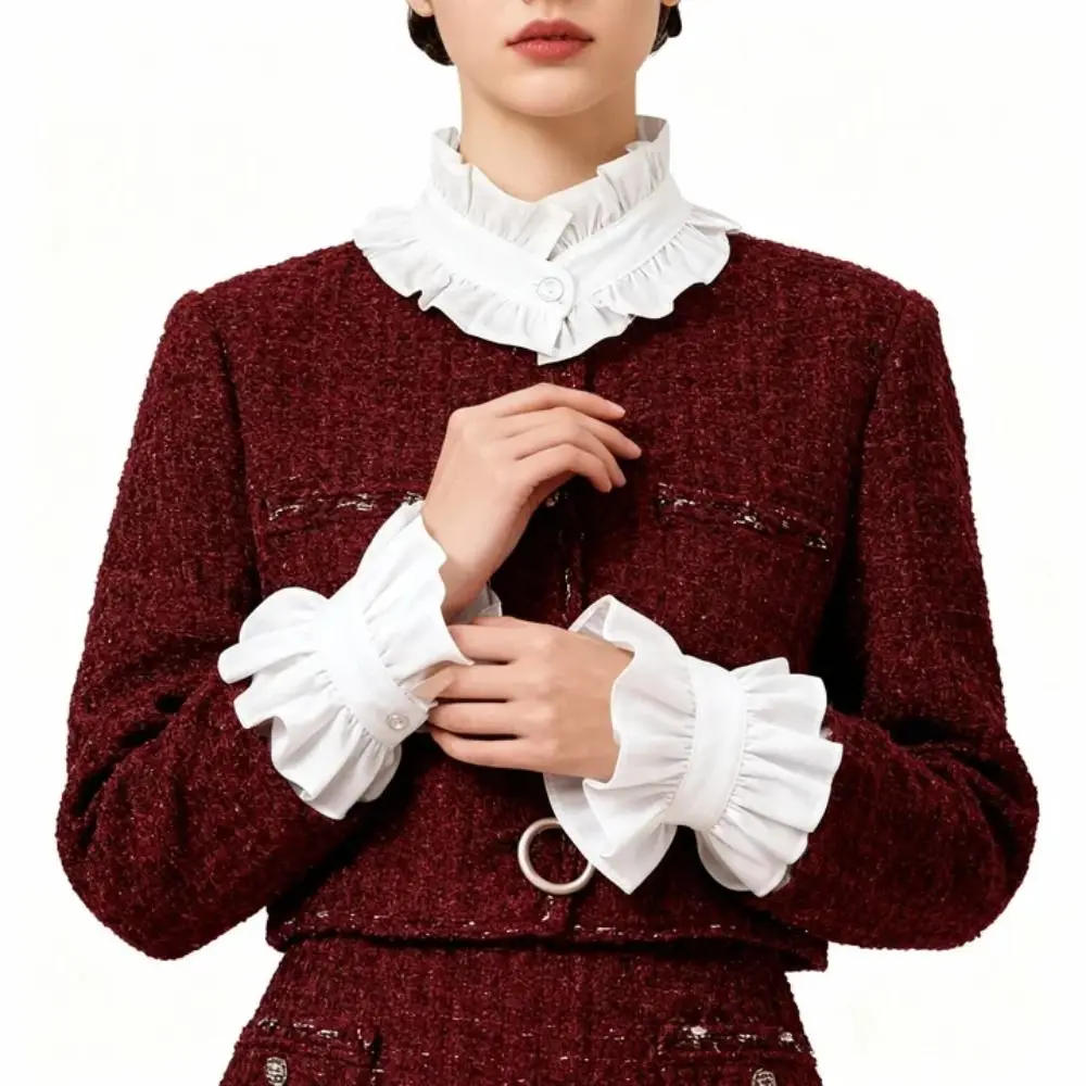 

1 комплект: Отстегивающийся воротник-стойка во французском стиле с плиссировкой, оборками и регулируемыми рукавами с рюшами