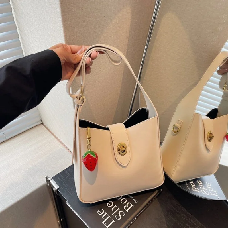 

Fashionable Women's Shoulder Bag Made Of Fine Leather Boasting Paris Inspired And High-End Vintage Style​