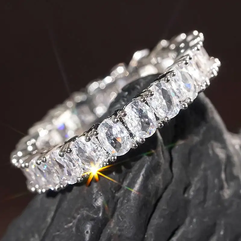 Huitan Glänzender Damen-Ring, schlichter Stil, Finger-Accessoires, Hochzeit, Party, Verlobung, eingelegt, ovaler Zirkonia, trendiger Alltagsschmuck
