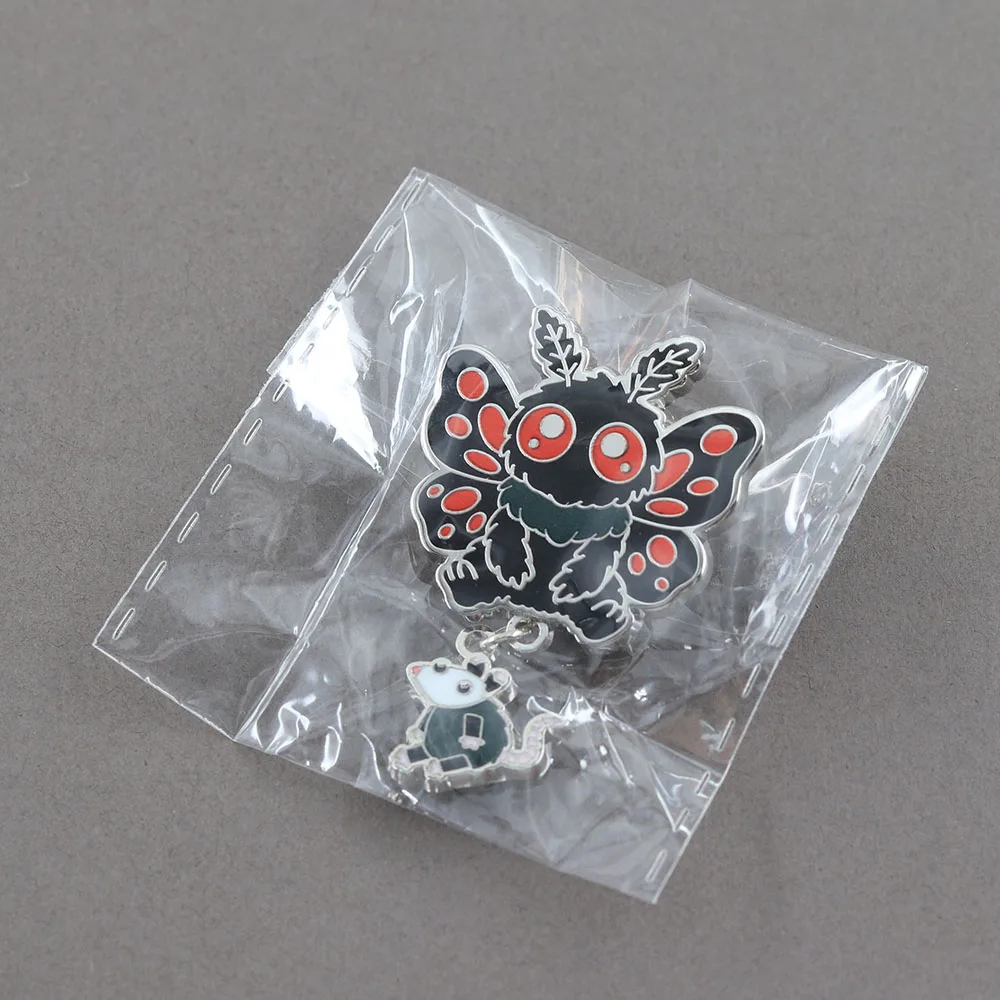 Lustige Chibi-Mothman-Emaille-Pins, kreative niedliche Kryptid-Broschen mit hängendem Opossum, skurriles Monster-Abzeichen mit roten Augen, Anstecknadel-Geschenk – Detail 9