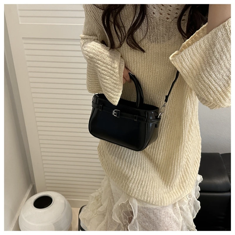 

Новая сумка для девочек, модная и стильная корейская версия маленькой квадратной сумки, универсальная текстурированная повседневная сумка через плечо.