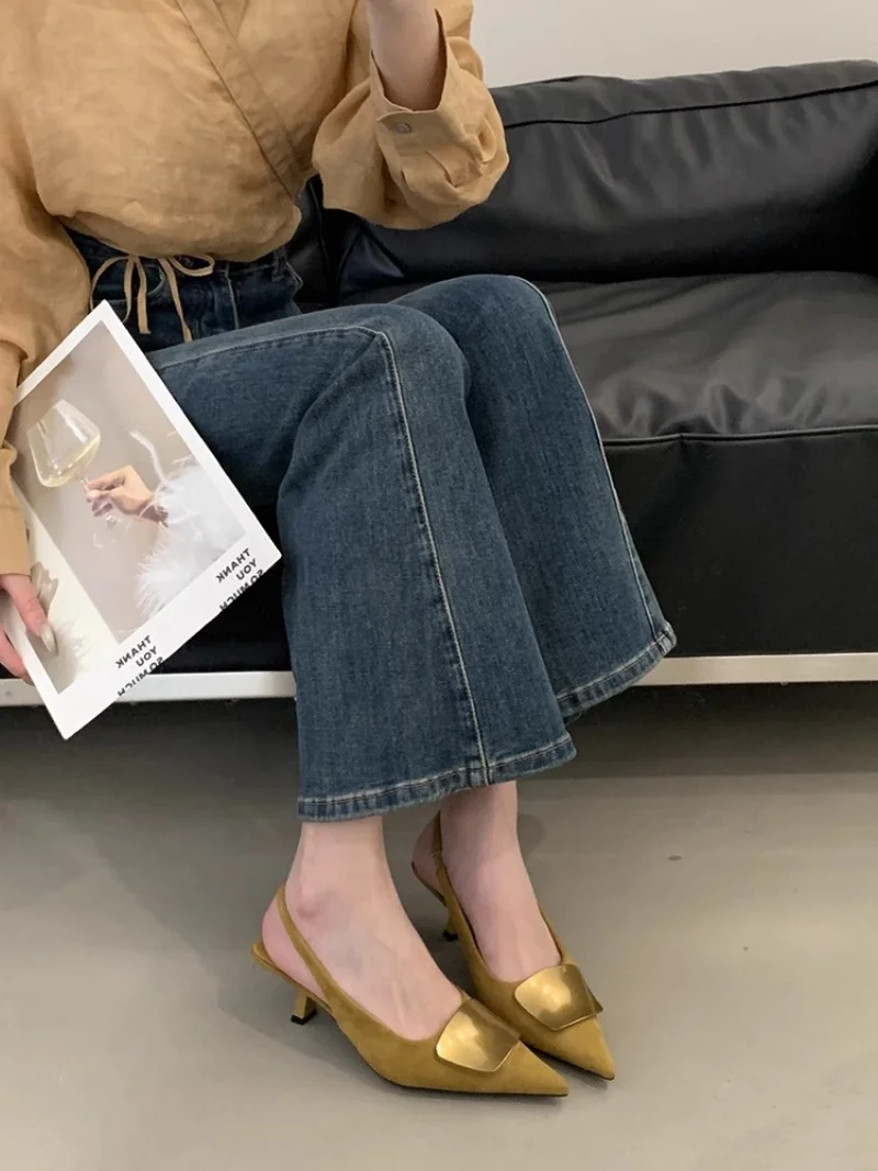 

Новинка весны 2024, женские босоножки на высоком каблуке, замшевые босоножки с острым носком, котенок, каблук сзади, ремешок с металлическим декором, элегантная пикантная женская обувь в стиле ретро